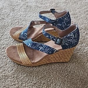 Toms Clarissa Platform Wedge Sandals 9.5 Blue Batik Textile w/Wrapped Wedge